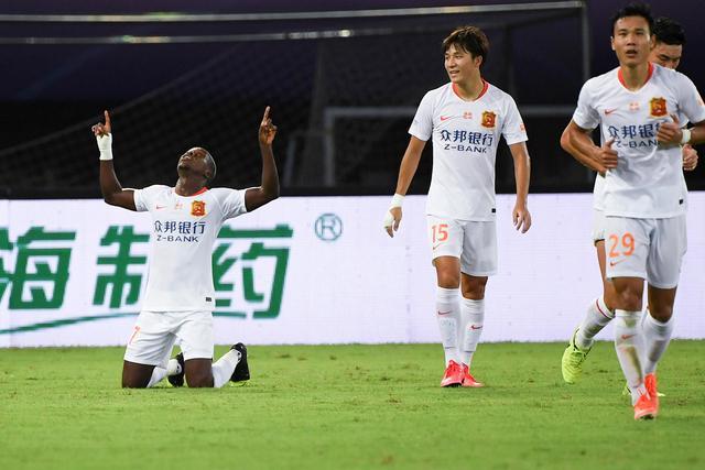 德比复仇！海港2-0申花 莱昂纳多、李新翔破门 海港排名反超申花